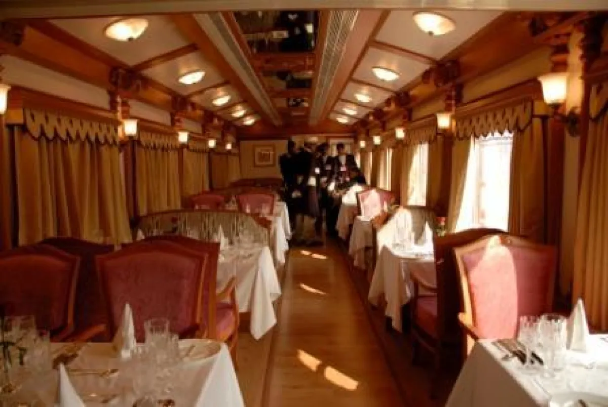 Speisewagen des Luxuszuges „The Golden Chariot“. © „The Luxury Trains“.