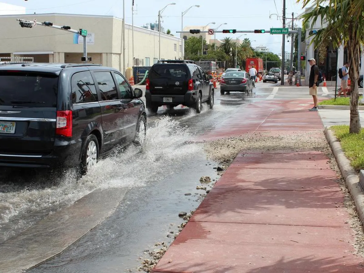 Blue sky, calm weather and streets flooded: This combination is characteristic for nuisance floodings.  ((c) Photo: Shimon Wdowinski/University of Miami)