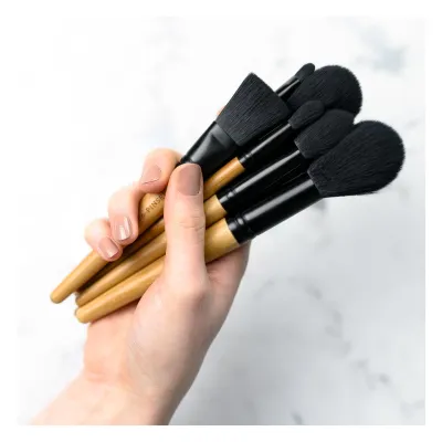 Influencerin @die.kim launcht eigene Pinselkollektion Bild: Influencerin @die.kim launcht eigene Pinselkollektion