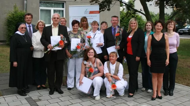 Bild: Erste Auszubildende der Altenpflegeschule der Fortbildungsakademie der Wirtschaft in Fulda verabschiedet