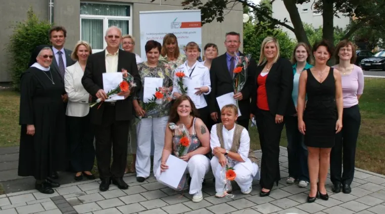 Bild: Erste Auszubildende der Altenpflegeschule der Fortbildungsakademie der Wirtschaft in Fulda verabschiedet