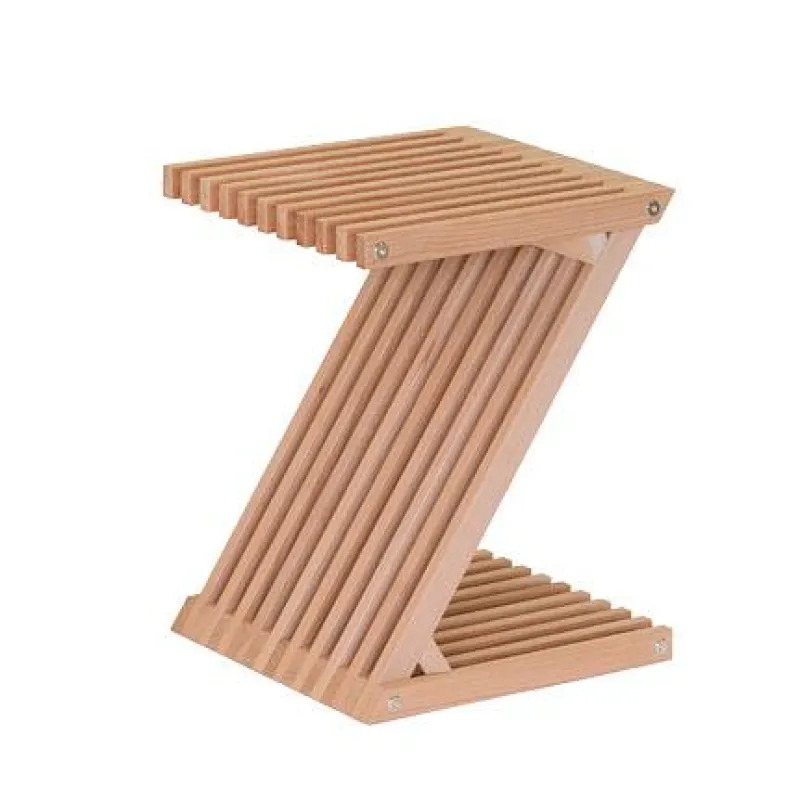 Der Z-Hocker von Triva in der Ausführung aus Buchenholz