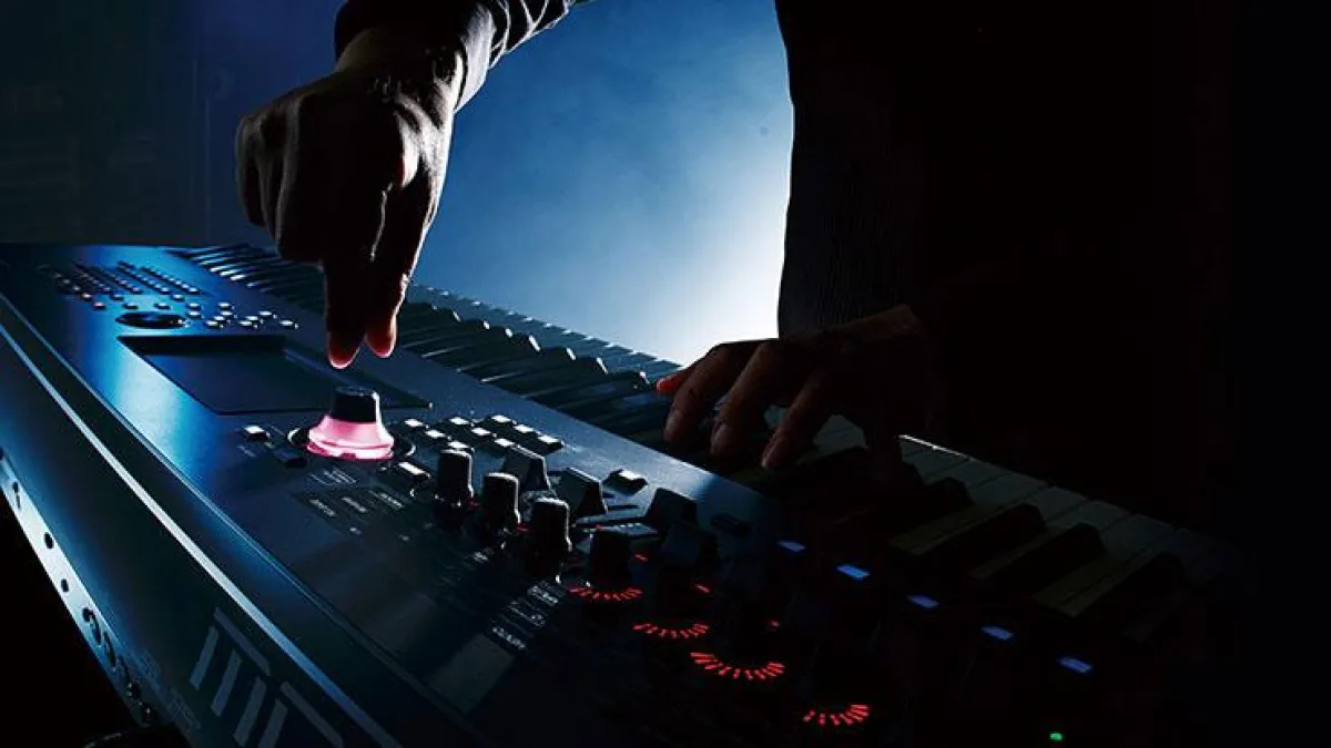 MONTAGE - Ein Synthesizer schreibt Geschichte. Foto (c) yamaha.de