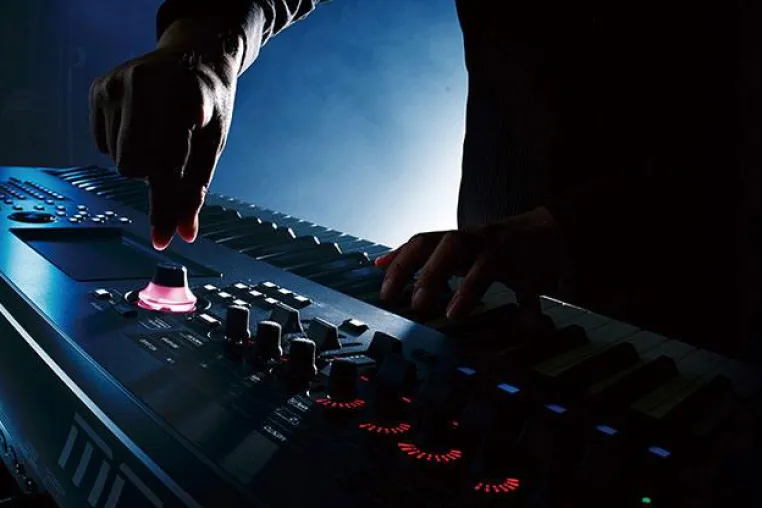 Bild: Ein Synthesizer schreibt Geschichte