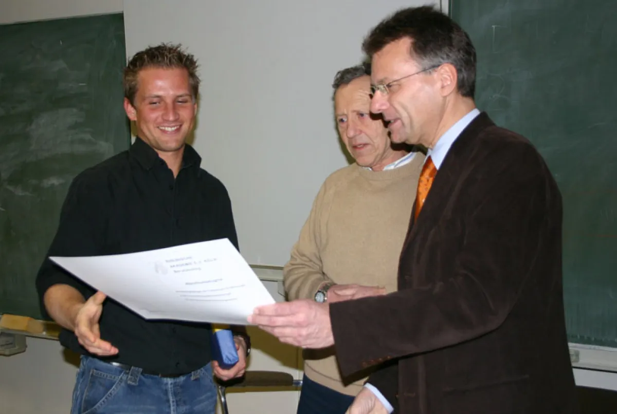 Thorsten Mund (29) erhielt von Schulleiter Rolf Frömbgen (r) und Klassenlehrer Otto Borsbach für das beste Zeugnis seiner Klasse ein Buchpräsent.