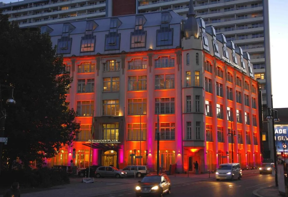 Hotel Alexander Plaza mitten im Licht.
