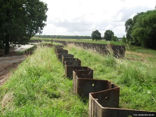 Bild: Spundwände sichern Mulde-Deich im Landkreis Leipzig Land