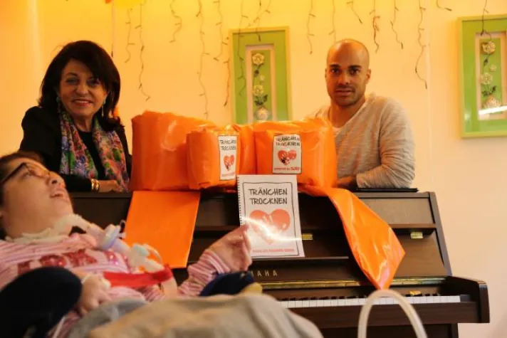 Bild: Fußballstar David Odonkor und Regine Sixt überreichen Klavier für Kinder im Haus AtemReich