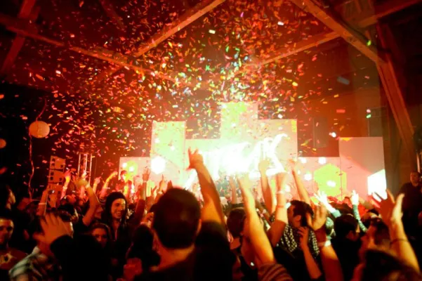 Bild: NIGHTLIFE REPORT DECKT AUF: WIR GEBEN IN UNSEREM LEBEN BIS ZU 27.000 EURO FÜRS NACHTLEBEN AUS