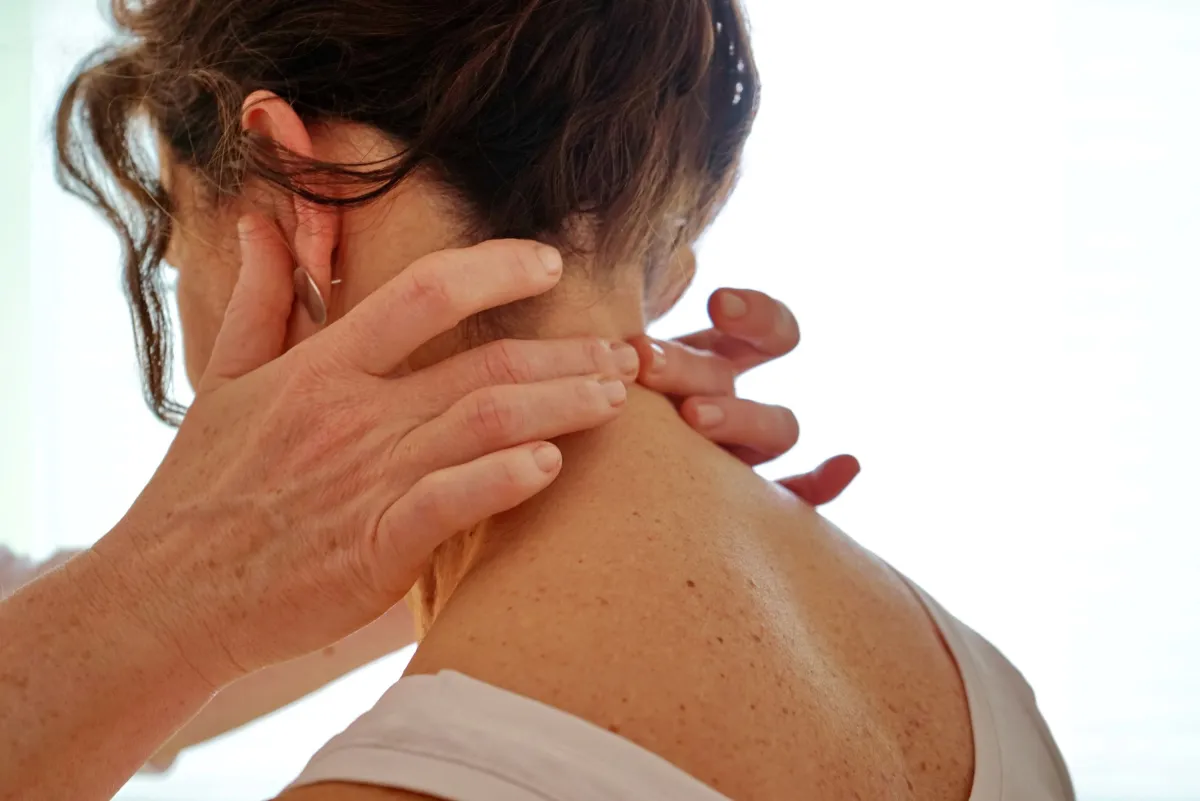 Die sanften Griffe der Bowen-Methode sind eine wirksame Möglichkeit, den Vagusnerv zu aktivieren. (© BOWTECH Deutschland e. V.)