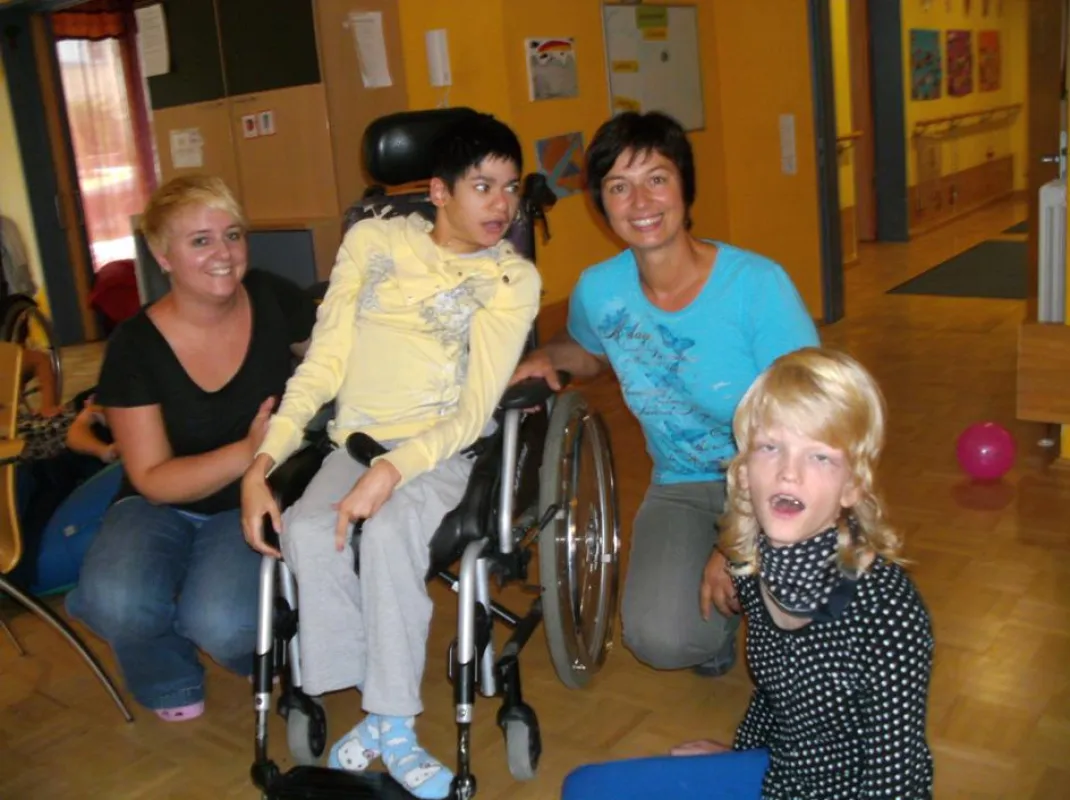 Ulrike Müller, MdL, im Rollentausch im Internat Körperbehinderte Allgäu