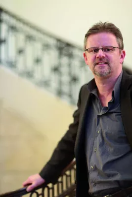 Bild: Der Autor Peter Henning liest am 22. Oktober im Literaturhotel in Iserlohn aus seinem Roman 'Die Ängstlichen'