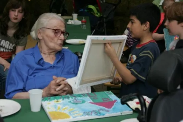 „Kinder malen für ein Lächeln“ – erfolgreicher Auftakt der Aktion im Bethesda Seniorenzentrum Berlin Bild: „Kinder malen für ein Lächeln“ – erfolgreicher Auftakt der Aktion im Bethesda Seniorenzentrum Berlin