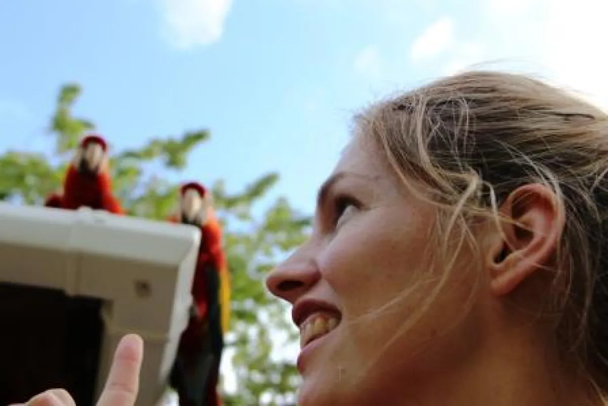 Martina Hirschmeier alias Frau Schlaumeier freut sich über die Begegnung mit den roten Aras.