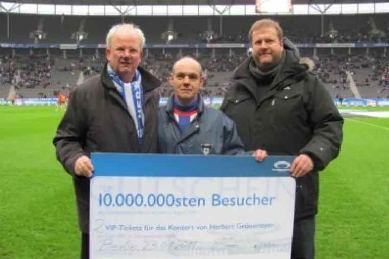 HERTHA-Fan ist 10.000.000ster Besucher seit der Wiedereröffnung im Olympiastadion Berlin Bild: HERTHA-Fan ist 10.000.000ster Besucher seit der Wiedereröffnung im Olympiastadion Berlin