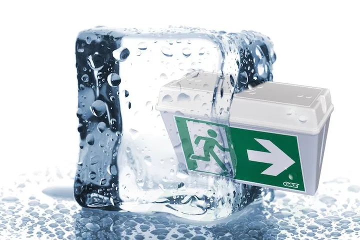 IZAR ice: Notstromleuchte mit temperaturgesteuerter Akkuheizung Bild: IZAR ice: Notstromleuchte mit temperaturgesteuerter Akkuheizung