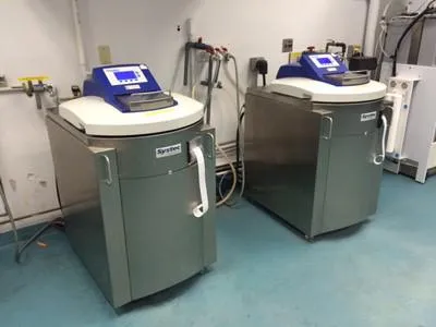 Bild: Sterilisieren und Dispensieren von Kulturmedien mit Systec Mediaprep und Systec Mediafill