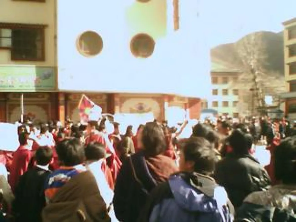 Demonstrierende Tibeter in Labrang