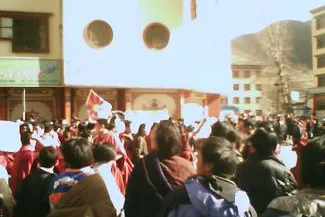 Tausende von Tibetern protestieren in Amdo Labrang, Polizei feuert Schüsse ab Bild: Tausende von Tibetern protestieren in Amdo Labrang, Polizei feuert Schüsse ab