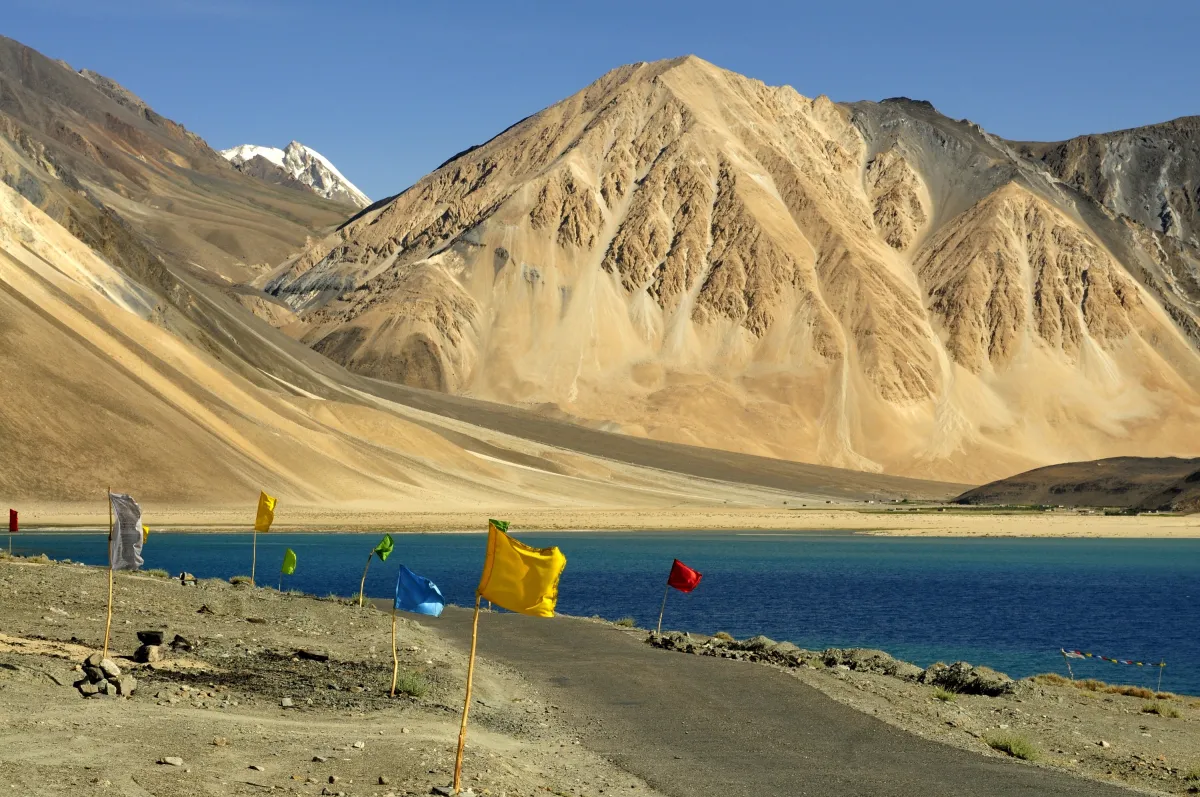 Gebetsfahnen am Pangong Lake in Ladakh, einer der berühmtesten Hochgebirgsseen des Himalaja. (© Günter Schiele)