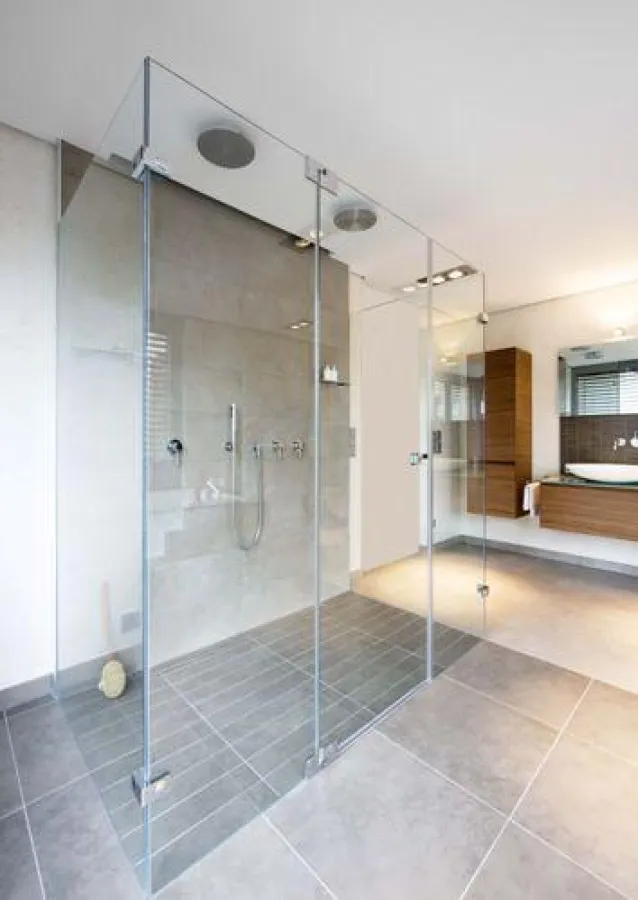 Brillantes Glas über die ganze Lebensdauer einer Dusche: Mit einer modifizierten Glasoberfläche ist „ShowerGuard – powered by creaglas“ das erste Glas mit einer Oberfläche, die sich weder abnutzt noch