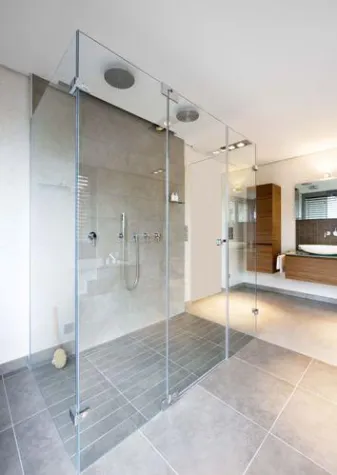 Bild: Neuartiges Glas für dauerhafte Brillanz bei Glasduschen