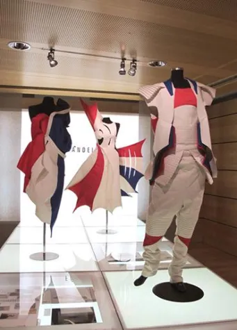 Wie die Flagge zum Kleid wird Bild: Wie die Flagge zum Kleid wird