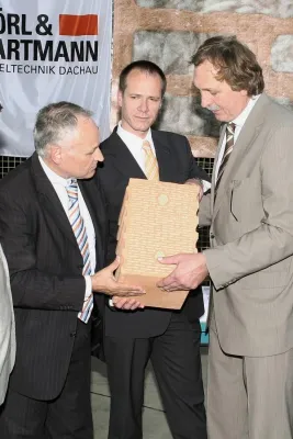 Politiker beeindruckt von neuer Coriso-Technologie/Bayerns Wirtschaftsminister Huber besucht Unipor-Ziegelwerk Bild: Politiker beeindruckt von neuer Coriso-Technologie/Bayerns Wirtschaftsminister Huber besucht Unipor-Ziegelwerk