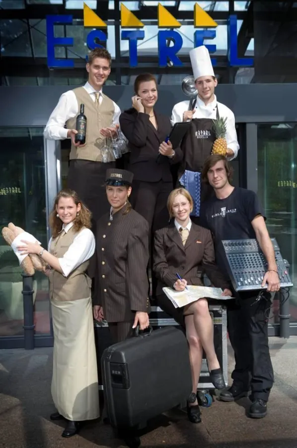 Auszubildende des Estrel Berlin informieren Berufseinsteiger beim „Azubi Recruiting Day“