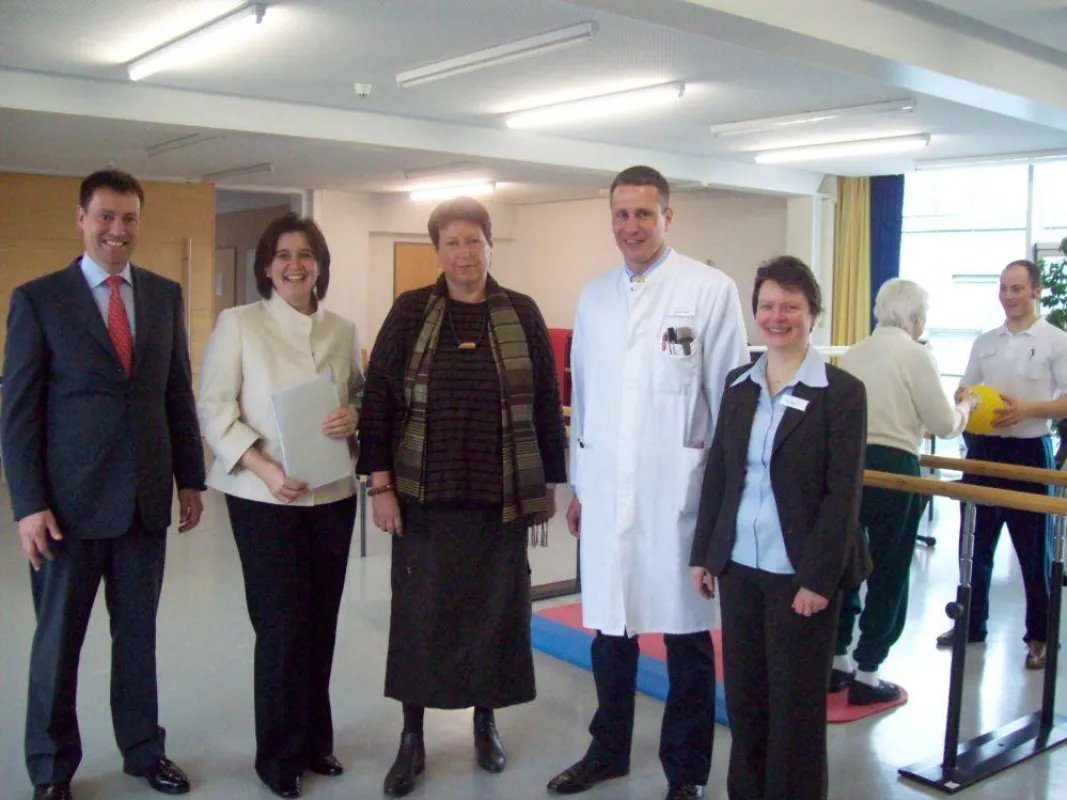 Landtagsabgeordnete besichtigen Geriatrie in Rosenheim: Von links nach rechts: Alexander Zugsbradl, kfm. Leiter der Klinik, Maria Noichl, Kathrin Sonnenholzner, Landtagsabgeordnete der SPD, Chefarzt D