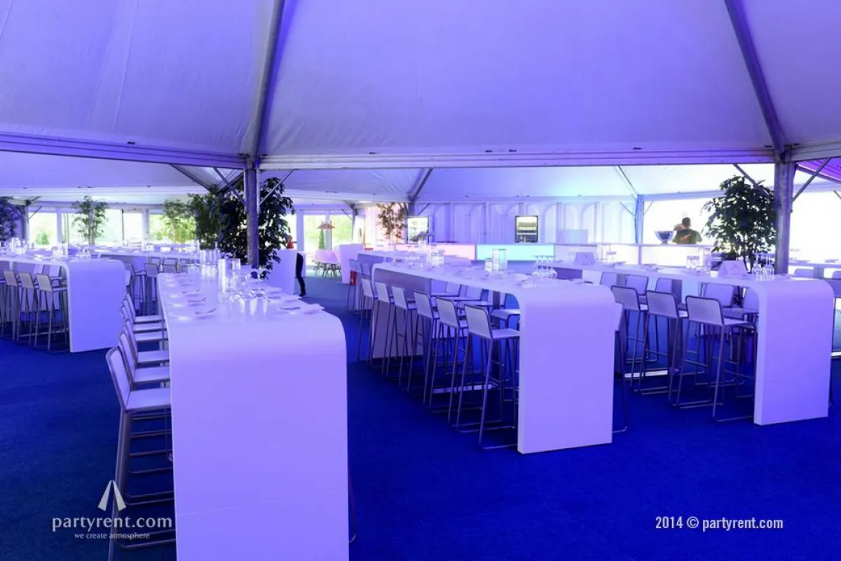 Party Rent schafft eine gehobene Atmosphäre im Zelt des Events