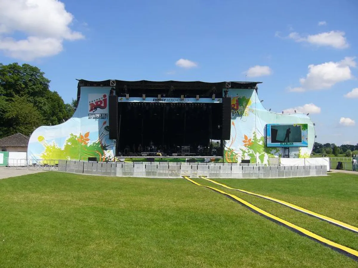 eps rockt mit ENERGY im Park; Infrastruktur wie GIGS Bühnenbarrikaden und Kabelbrücken