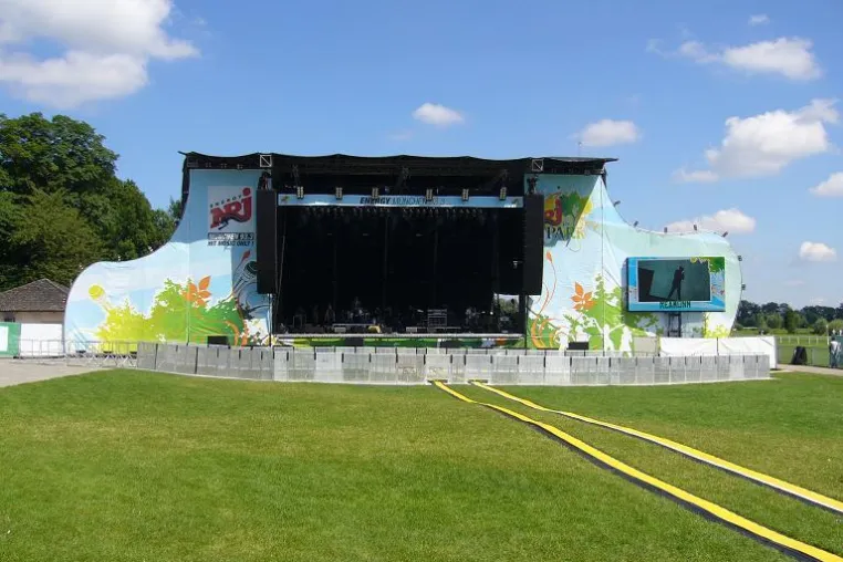 Galopprennbahn wird zur Festivalarena Bild: Galopprennbahn wird zur Festivalarena