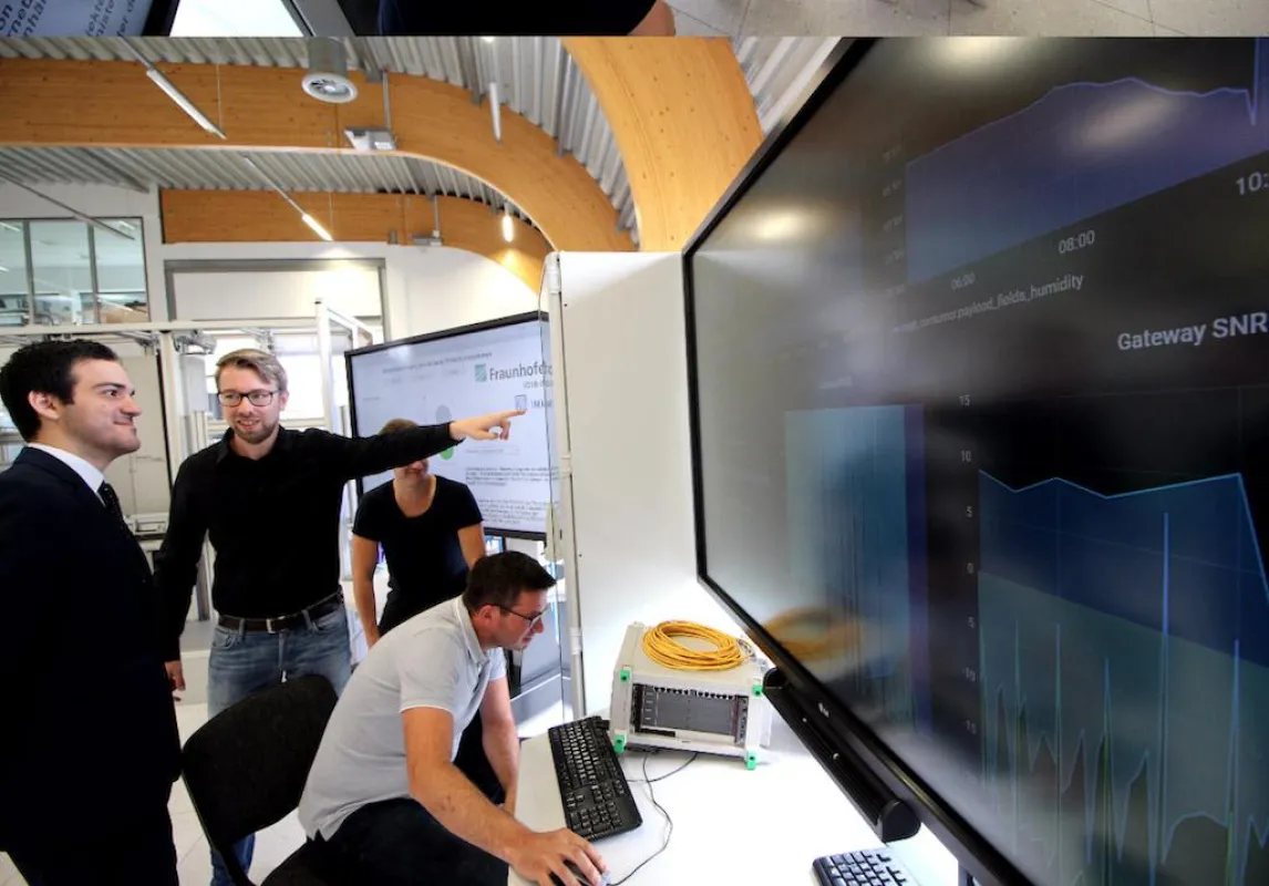 Der Langzeittest für virtualisierte Steuerungen in der SmartFactoryOWL nimmt den Betrieb auf.