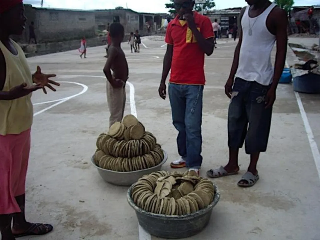 Dreckkekse gegen den Hunger in Haiti. Dort versorgt das Kinderhilfswerk Flutopfern der Wirbelstürme mit sauberem Trinkwasser und Lebensmitteln.