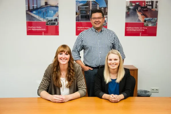 Bild: 1,0 für glatthaar-fertigkeller / Erfolgreiche Azubis erhalten berufliche Perspektive