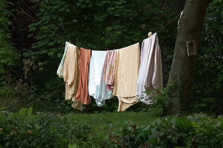 Kleidung aus Bio-Seide richtig pflegen Bild: Kleidung aus Bio-Seide richtig pflegen