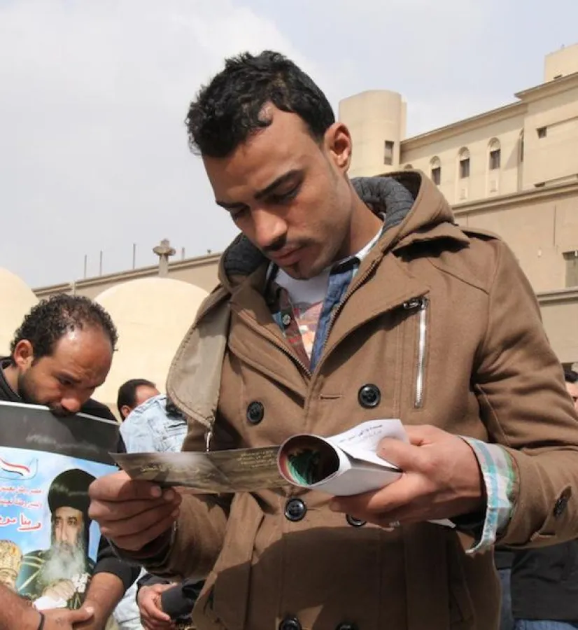 Ein junger Christ in Ägypten liest in biblischen Schriften. Foto: UBS