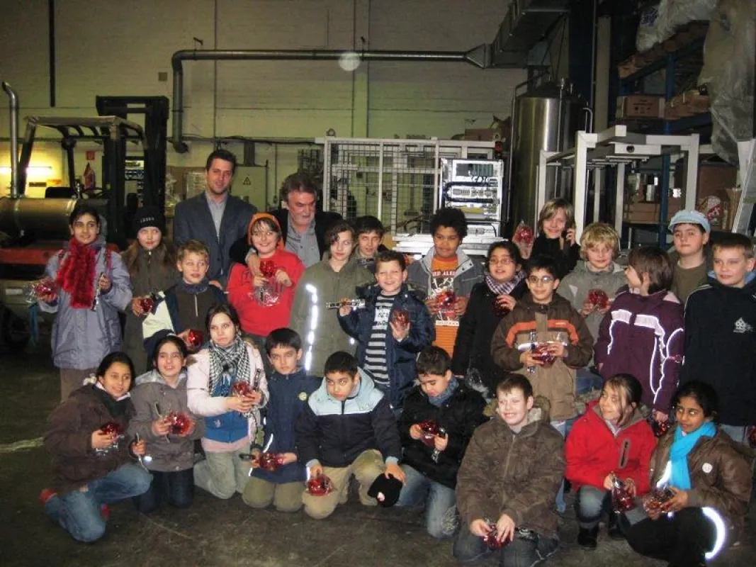 Die Geschäftsleitung der Malek Brautech GmbH mit der Klasse 4a der Regenbogenschule