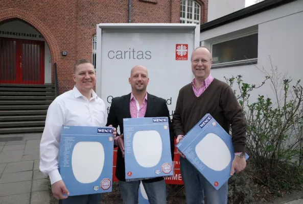 Bild: Außergewöhnliche Spende: wc-gestalten.de stiftet über 20 Toilettensitze an Caritas Berlin