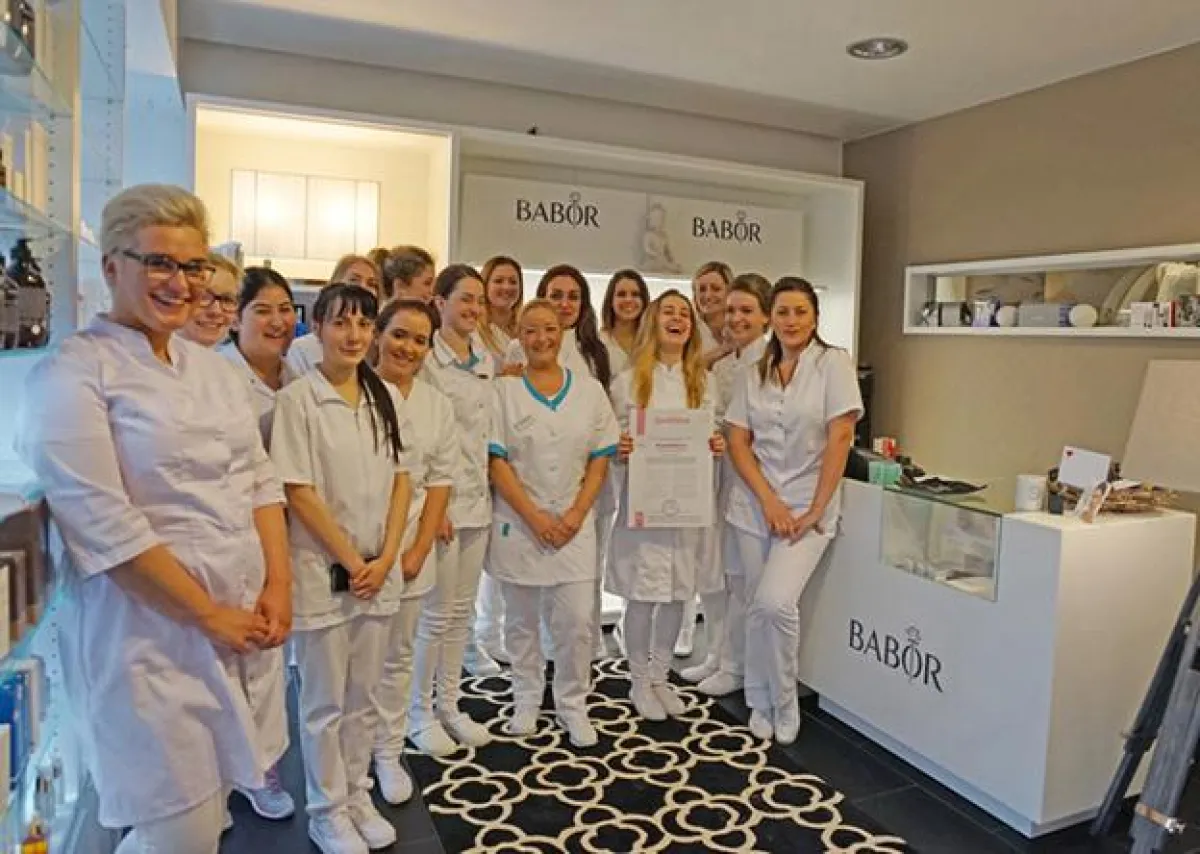 Kosmetiker/in - staatlich geprüft: das Ausbildung-Stipendium der Kosmetikschule Schäfer