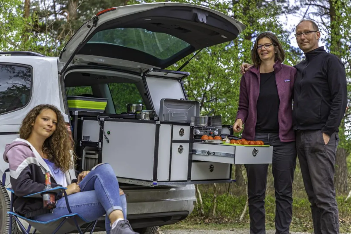 Das Ehepaar Silke und Michael mit Tochter Janna und dem ELLO Modul-System. © Privat