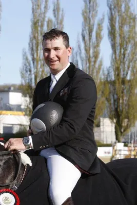 Bild: Casino Grand Prix Sieger Wolfgang Ötschmaier feiert Auftaktsieg