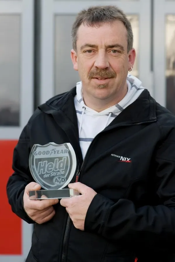 Ralf Gladiszewski rettete einen Verunfallten nach acht Stunden und ist der Held der Straße im April