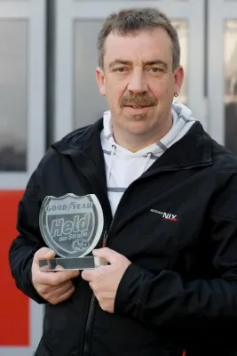 Held des Monats April rettet Fahrer acht Stunden nach Unfall Bild: Held des Monats April rettet Fahrer acht Stunden nach Unfall