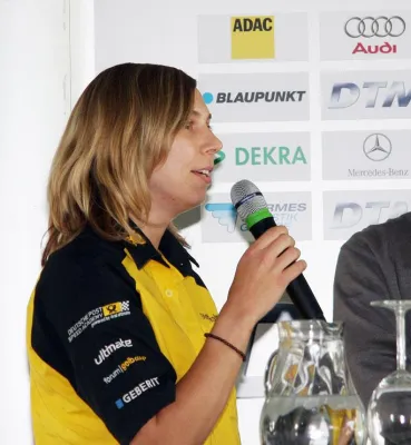 Bild: Steffi Halm – Carrera Cup Pilotin zieht erste Bilanz in DTM Pressekonferenz