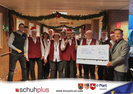 Bild: Übergrößenhändler schuhplus übergibt Spende an das Caritas Orchester Altenoythe