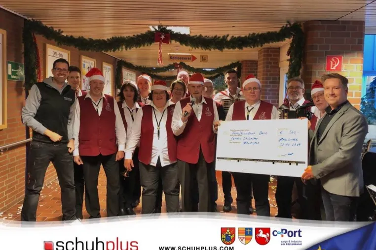 Bild: Übergrößenhändler schuhplus übergibt Spende an das Caritas Orchester Altenoythe