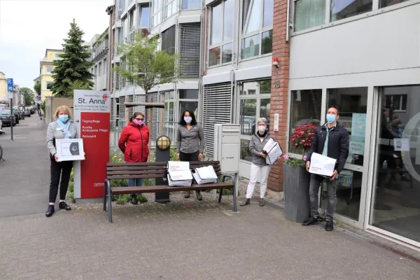 Rentokil Initial spendet selbst genähte Behelfsmasken an Kölner Seniorenheime Bild: Rentokil Initial spendet selbst genähte Behelfsmasken an Kölner Seniorenheime