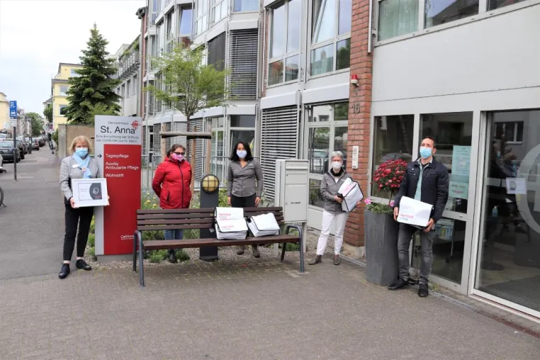 Bild: Rentokil Initial spendet selbst genähte Behelfsmasken an Kölner Seniorenheime